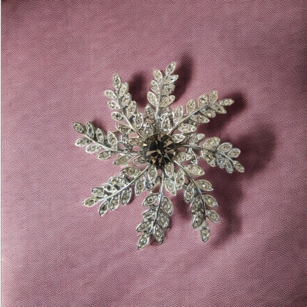 Vintage Used Signed Sarah Coventry Rhinestone Snowflake Ladies Brooch Pin